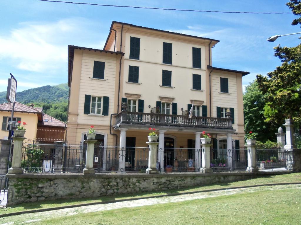 Hotel La Torre Castiglione dʼIntelvi Εξωτερικό φωτογραφία